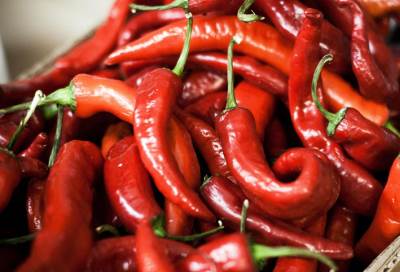 هل الأطعمة الحارة تضر المعدة؟