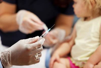 اللقاحات الروتينية لا تضعف الجهاز المناعي للطفل