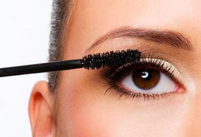 خطأ تقع به الفتيات أثناء استخدام "ماسكارا" الرموش
