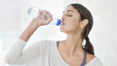 شرب الماء أثناء الأكل وبعده .. يفيد أم يضر؟