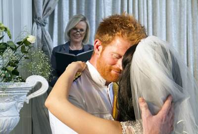 عجوز تعبر المحيط وتقيم 3 ليال في العراء لمشاهدة زفاف الأميرهاري