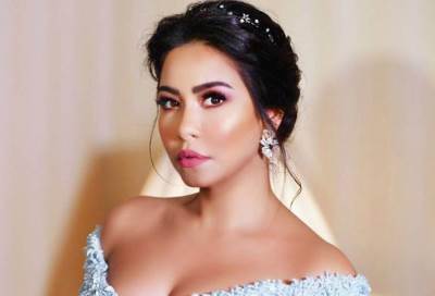 شيرين تكسر هاتف صحفية صورت عزاء والدها