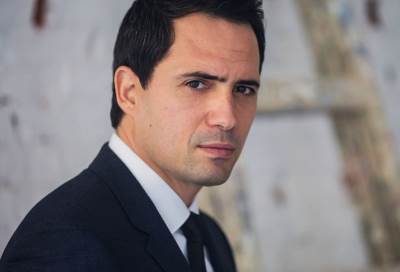  صور .. معجبات ظافر العابدين يلتفون حوله بموقع التصوير فى بورسعيد