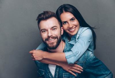 ماذا تفعل النساء للفوز بالعلاقات الغرامية؟