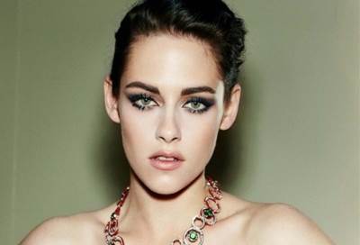 كريستين ستيوارت تخلع حذاءها على السجادة الحمراء في مهرجان "كان"