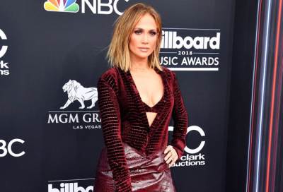 بالصور .. جينيفر لوبيز تخطف الأنظار بجاذبيتها في حفل بيلبورد