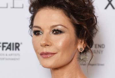 كاثرين زيتا جونز تشع جمالاً وهي على مشارف الخمسين