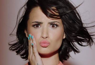 ديمي لوفاتو تعتذر بسبب ايحاءاتها الجنسية مع راقصة