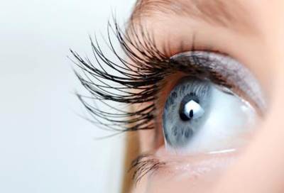 تعرفي على خطوات تطويل الرموش بالفازلين سريعاً أثناء العيد