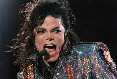 بالفيديو .. طبيب مايكل جاكسون يوجه اتهاما خطيرا لوالده