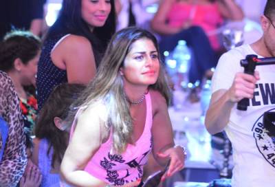 بالصور .. رقصات منة فضالي مع رامي صبري في ختام حفله بمدينة العالمين الجديدة