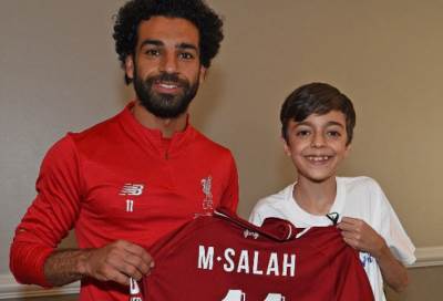 محمد صلاح يهدي قميصه لعمار .. طفل سوري مصاب بضمور عضلي