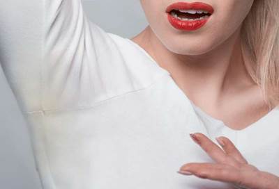 تخلصي من بقع العرق على الملابس البيضاء