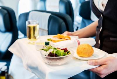 لاينبغي أبدا تناول هذه الأشياء على الطائرة وإلا!
