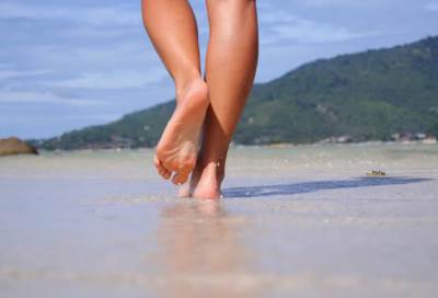 إليك طريقة العناية بقدميك هذا الصيف