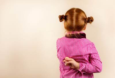 لهذا السبب يجب أن تُعلِّم طفلك الكذب!