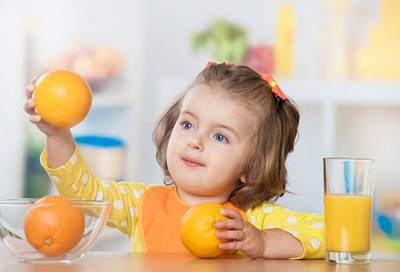 الغذاء المتوازن يغني عن تناول الأطفال للفيتامينات