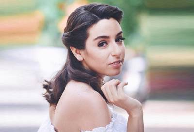 سارة عبد الرحمن ترتدي فستانا من أكياس البلاستيك