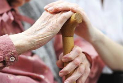 مسن يرفض التقاعد بعد بلوغه الـ 100 عام