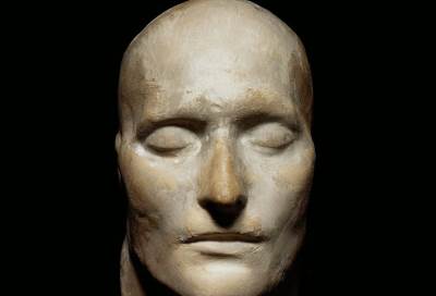 قناع الموت يباع بـ 100 ألف روبل