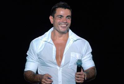 بعد اعترافه بحبها على المسرح .. تسريب فيديو رومنسي جديد لعمرو دياب وهو يقبل دينا الشربيني