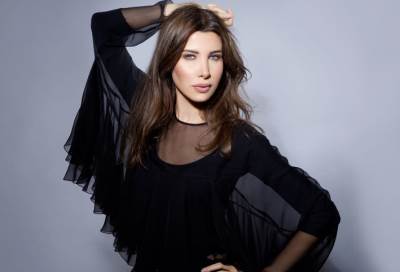 بالفيديو .. رد فعل نانسي عجرم بعدما قبلها شاب على المسرح