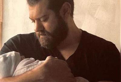 عمرو يوسف وكندة علوش يحتفلان بمولودتهما الأولى .. وهذا هو اسمها