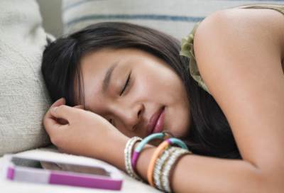 تعرفي على مخاطر النوم قرب الهاتف وتوصيات تجنبها