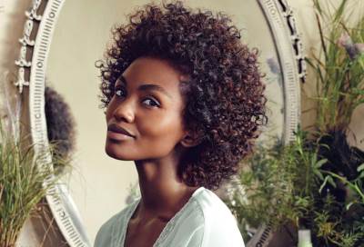 حاربي شعرك المجعد والهايش بهذه الطرق الطبيعية