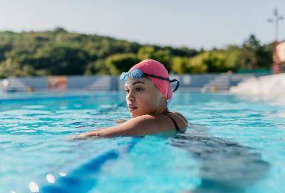 نصائح للعناية ببشرة السباحين