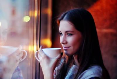 لماذا يشعر البعض بالصداع بعد شرب القهوة أو الشاى؟