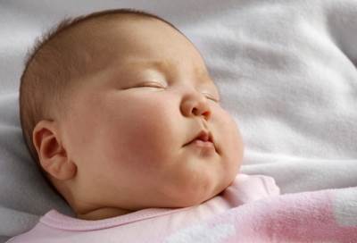 دراسة : الأطفال الذين ينامون في نفس الوقت كل ليلة أقل عرضة للسمنة عند البلوغ