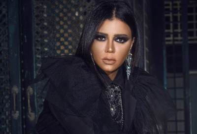 بعد فستانها العارى .. رانيا يوسف تطلب من صابرين الدعاء لها فى مكة