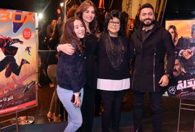 بالصور .. تامر حسني يحتفل بعرض "سبايدر مان" وسط الجمهور بحضور إسعاد يونس واسرته