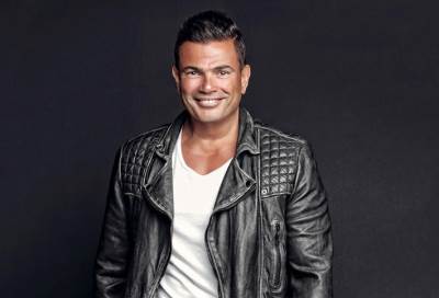 قميص عمرو دياب في حفل رأس السنة يثير الجدل