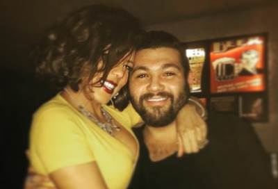 ناهد السباعى تثير الجدل بصورة رفقة أحد أصدقائها