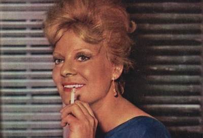 الرئيس الفلسطيني يزور نادية لطفي في المستشفى