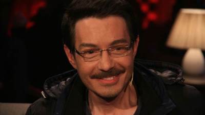 أحمد زاهر يوضح قصة وشمه الذي أثار ضجة