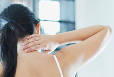 آلام الرقبة .. جربي هذه الطرق الرائعة لعلاجها