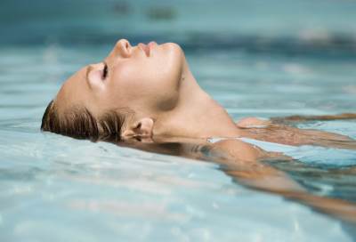 السباحة فى الماء البارد علاج فعال للاكتئاب