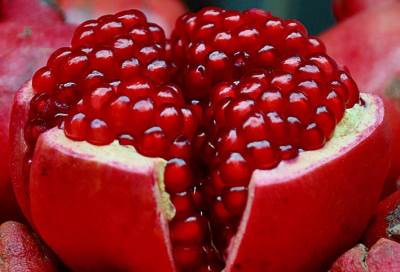 خمسة أسباب تجعلك تحرصين على تناول الرمان