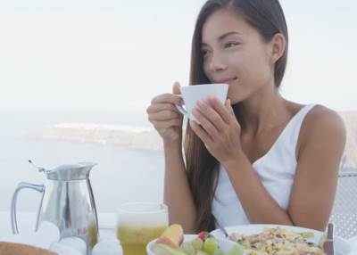 أربعة مشروبات للبقاء بعيدة عن الكافيين بعد الغداء