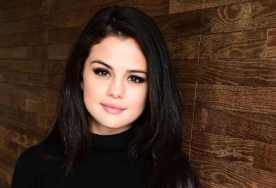 بالصور .. سيلينا جوميز تتألق بالكريستال في حفل زفاف صديقتها المفضله