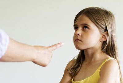 الطرق المناسبة للتعامل مع طفلك العنيد
