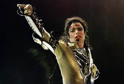 طبيب مايكل جاكسون يكشف حقيقة ملك البوب ذكر أم آنثى؟