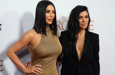 بالصور .. "كورتني كارداشيان" وشقيقتها "كيم" وأبنتها "نورث" اثناء تجولهم في كالاباساس