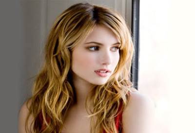 الممثلة الشابة "إيما روبرتس" تخطف الأنظار فى باريس