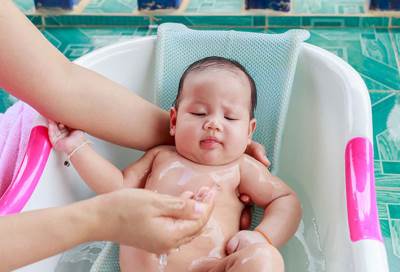 أخطاء تقع فيها الأم عند تنظيف مولودها