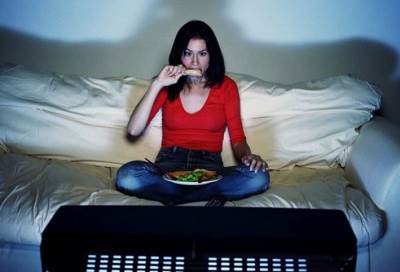 تناول العشاء أمام التليفزيون يعرضك للسمنة بهذه النسبة