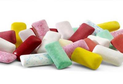 فرنسا تحظر مادة شهيرة تضاف إلى العلكة والشيكولاتة لتسببها فى السرطان